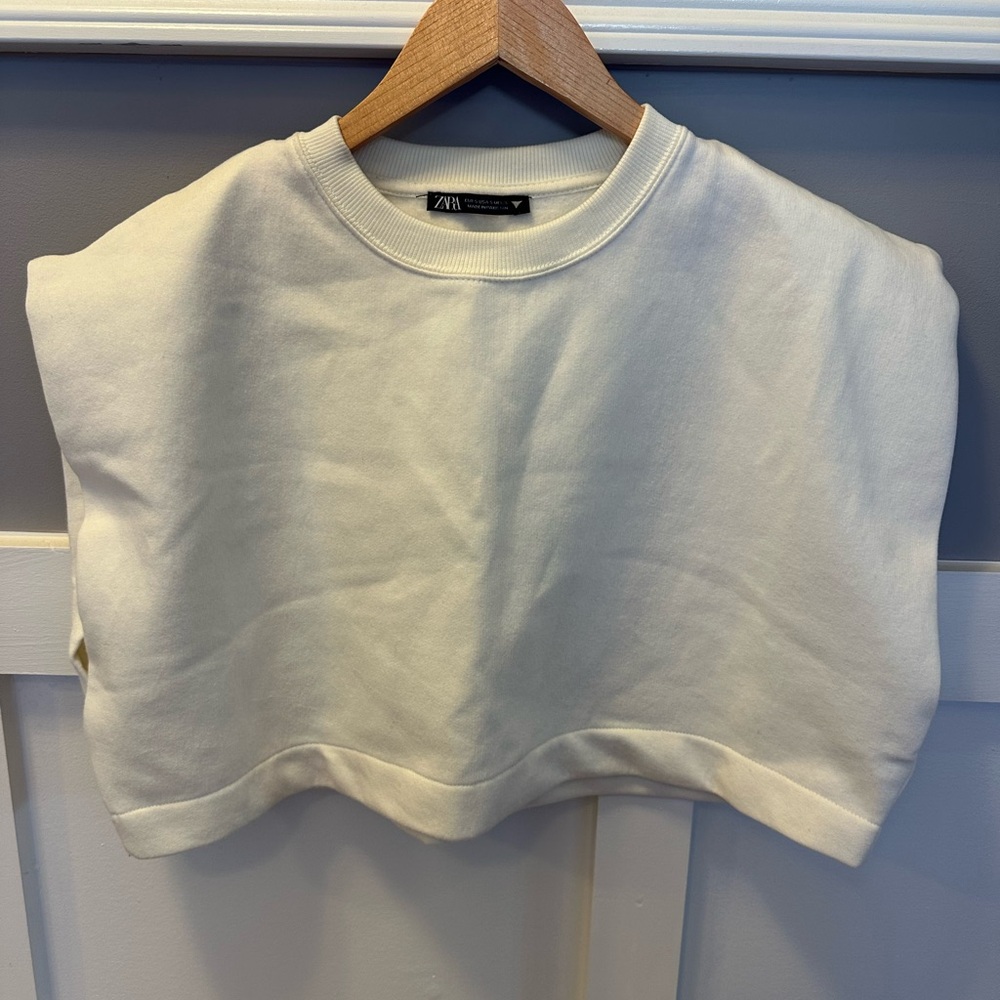 Zara cream size S cropped sweatshirt with sewn in shoulder